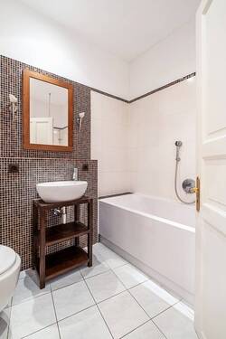 Bad mit Wanne und Dusche - 