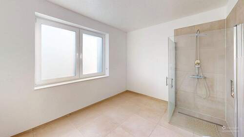 Hauptbad im Obergeschoss mit ebenerdiger Dusche - 