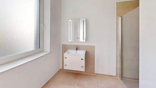 Gästebad mit Dusche im Eingangsbereich - 