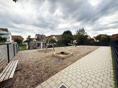 Gebäuderückseite mit Spielplatz - 