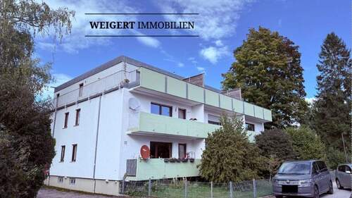 Straßenansicht Gebäude - WEIGERT: Ansprechende 1-Zimmer-Wohnung mit großer Dachterrasse & Kellerabteil in Eichenau