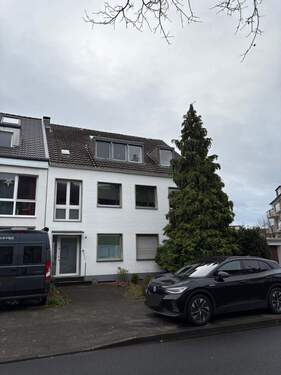 Hausansicht - Renovierte 3-Zimmer Wohnung in ruhiger Wohnlage - bitte nur schriftliche Anfragen