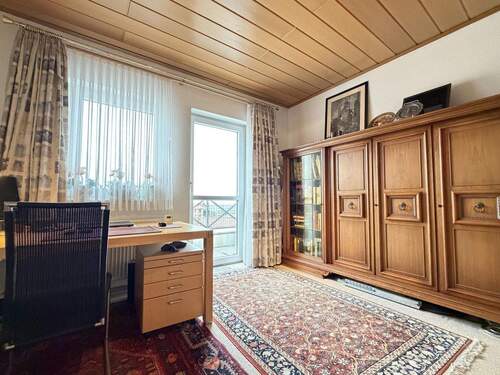 Schlafzimmer mit Balkon - 3 Zimmer Etagenwohnung in Weisenheim am Berg