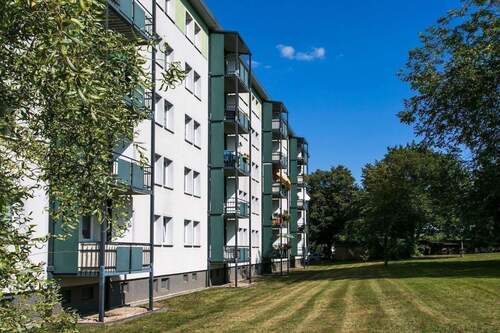 Hausansicht - 3 Zimmer Terrassenwohnung zur Miete in Chemnitz