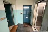 Wohnungseingang links, Aufz... - 