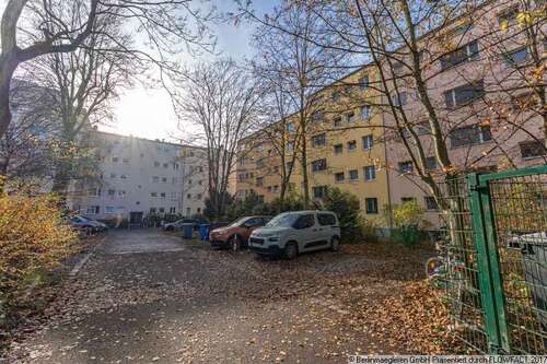 Parkplätze auf dem Hof - 