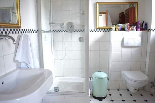 Bad 2 im 1. OG - Bauernhaus, Landhaus mit 274,30 m&sup2; in Philippsburg zum Kaufen