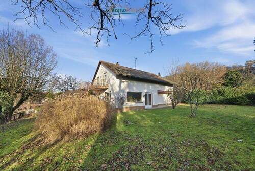 Immobilie von außen mit großem Garten (Ansicht 2) - Grundstück in Lörrach / Stetten zum Kaufen