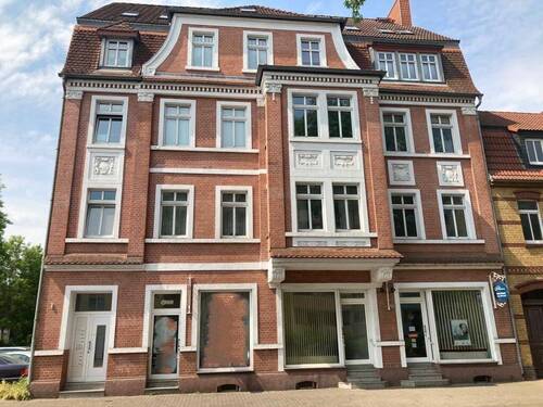 Hausansicht vorn - Große 2- Raumwohnung im 1. Obergeschoss