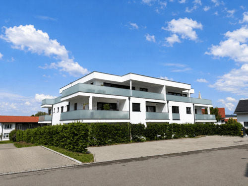 Hausansicht - Hochwertige 3-Zimmer-Wohnung mit EBK und großem Balkon in Isny-Wohngebiet