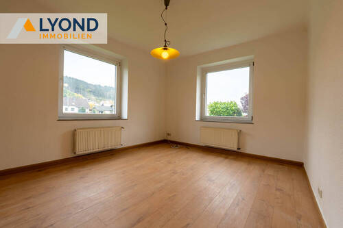 Wohn- und Schlafraum Haupthaus EG - 9 Zimmer Mehrfamilienhaus, Wohnhaus zum Kaufen in Densborn