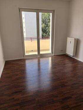 Zimmer 1 - Bezugsfrei nähe Alex mit Süd-Balkon