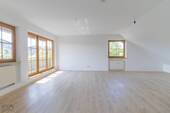 Wohnbereich - Sofort bezugsfreie 3-Zimmer-Dachgeschoßwohnung mit Weitblick in Peiting!