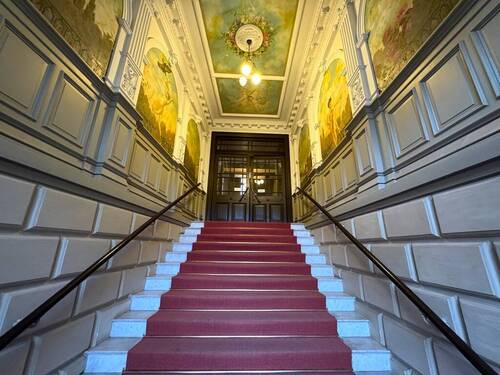 Hauseingang - Residieren in ruhiger 3-Zimmer-Wohnung mit Balkon im Waldstraßenviertel