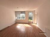 Wohnzimmer mit offener Küche (1) - 2 Zimmer Etagenwohnung in Bitterfeld