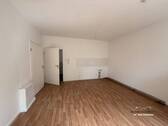 Wohnzimmer mit offener Küche (2) - Etagenwohnung mit 34,90 m&sup2; in Bitterfeld zur Miete