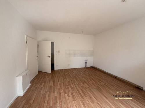 Wohnzimmer mit offener Küche (2) - Etagenwohnung mit 34,90 m&sup2; in Bitterfeld zur Miete