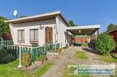 Bungalow und Carport - 