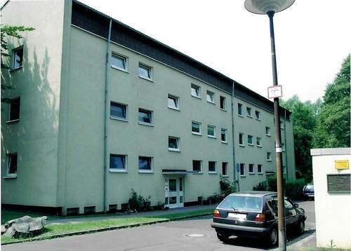 An der Bauna 2 - 4, Außenansicht auf die barrierefreien Eingangsbereiche zweier mehrgeschossiger Wohngebäude in Riegelbauweise.JPG - Kleine 4-Zimmerwohnung in zentraler Lage von Altenbauna