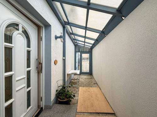 überdachter Eingangsbereich - 