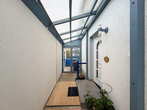 überdachter Eingangsbereich - 