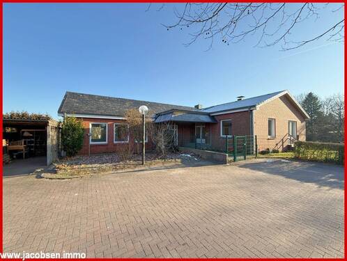 Westansicht mit Carport links - 