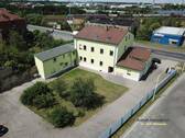 Hausansicht mit Innenhof - Großzügige 2-Raumwohnung im 1. Obergeschoss
