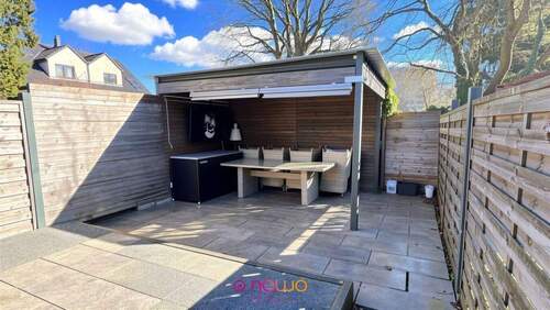 Terrasse mit Abstellhaus - 