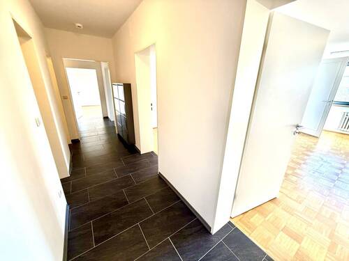 In Ihrer Diele gen Schlafzimmer - Etagenwohnung mit 98,00 m&sup2; in Regensburg zum Kaufen