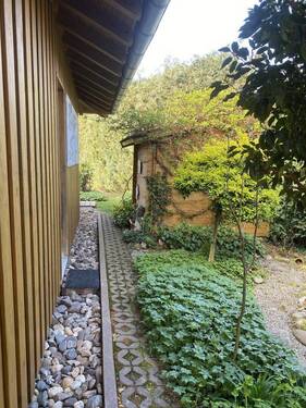 Rückansicht und Gerätehaus - 