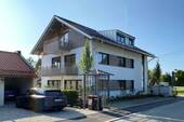 Mehrfamilienhaus von Außen - Wunderschöne 4-Zi.-Wohnung im 1.OG mit Süd-Balkon in Aying-Großhelfendorf