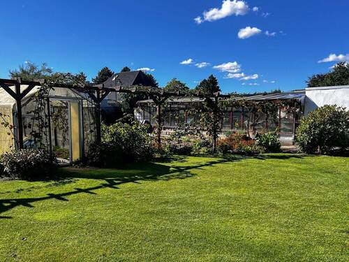 großer Garten mit Gewächshäusern - 
