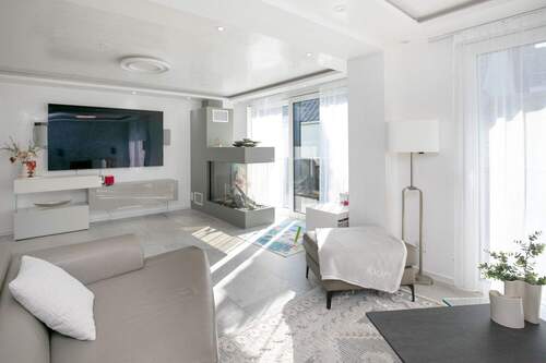 Wohnbereich mit Kamin und Balkon - 1 Zimmer Mehrfamilienhaus, Wohnhaus zum Kaufen in Bischofsheim