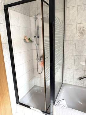 Vollbad mit sep. Dusche - 