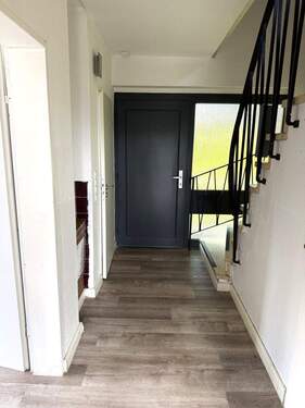 Flur - 7 Zimmer Mehrfamilienhaus, Wohnhaus in Möhnsen