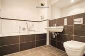 zweites Badezimmer mit Wanne - 
