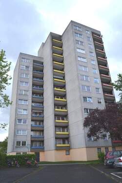 Heinrich-Nordhoff-Str. 8 - Außenansicht auf ein Hochhaus mit heller Fassade und farbig abgesetzten Balkonen - Großzügige 2-Zimmerwohnung in zentraler Lage von Altenbauna