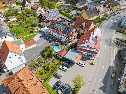 Bild 1 - Ensemble aus einem MFH und zwei WGHs