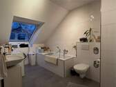 Bild 1 - Tolle Dachwohnung mit XXL-Tageslichtbad in kleiner Wohneinheit