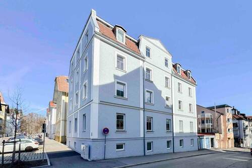 Außenansicht von der Straße - Seltene Gelegenheit: 2-Zimmer Wohnung mit 3 Stellplätzen in zentraler Lage