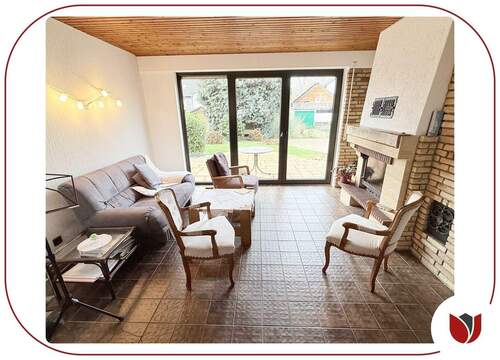 Wohnzimmer - gartenseitig - mit Kamin und Zugang zur Terrasse - 