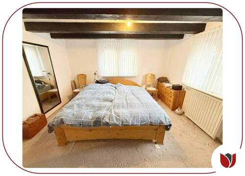 1. Schlafzimmer im 1. Obergeschoss mit Holzbalkendecke - 