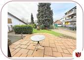 Süd-West-Terrasse mit Blick in den eigenen, gepflegten Garten - 