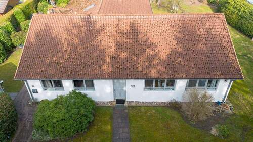 Straßenseite mit Nebeneingang - Einfamilienhaus zum Kaufen in Grasberg