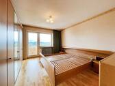 Schlafzimmer mit Echtholzparkett und Zugang zum Balkon - Etagenwohnung mit 63,00 m&sup2; in Stockach zum Kaufen