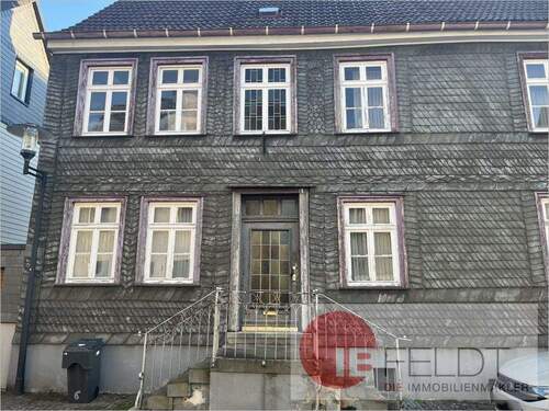 Frontalansicht von der Straße - 6 Zimmer Einfamilienhaus in Arnsberg