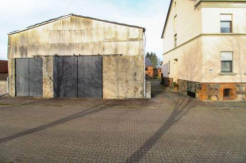 Einfahrt mit Scheune - 