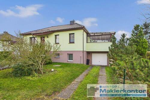 Ansicht mit Garage - +++familiäres Einfamilienhaus vor den Toren Neubrandenburgs+++