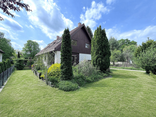 Haus Garten mit KI gemaeht 1 - RAUMWUNDER und FAMILIENPARADIES mit Auffrischungsbedarf