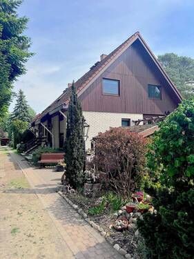 Haus von Straße 2 - 5 Zimmer Doppelhaushälfte in Berlin